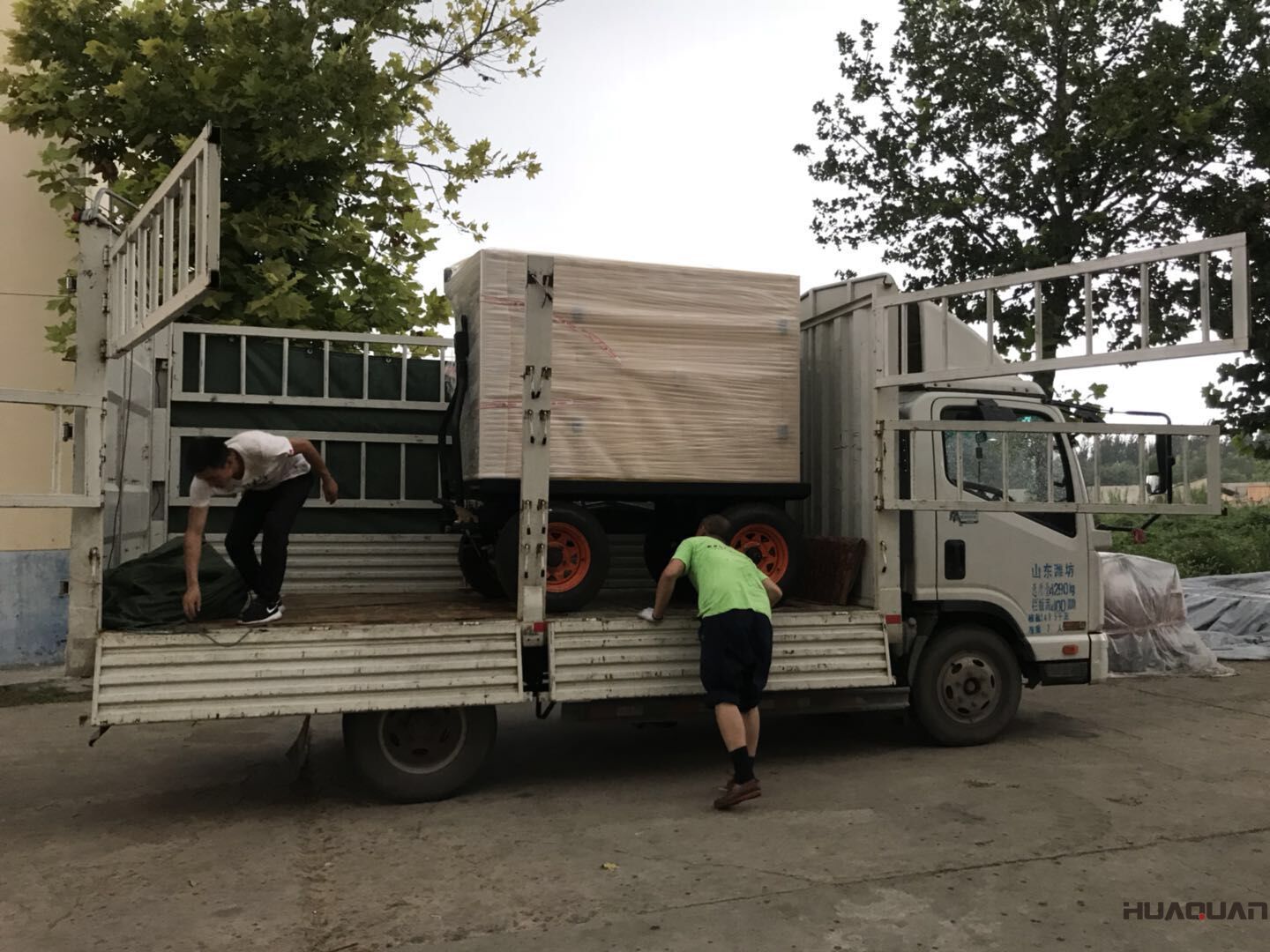  7月27號(hào)一臺(tái)50kw移動(dòng)拖車（含棚）型柴油發(fā)電機(jī)組發(fā)往海南