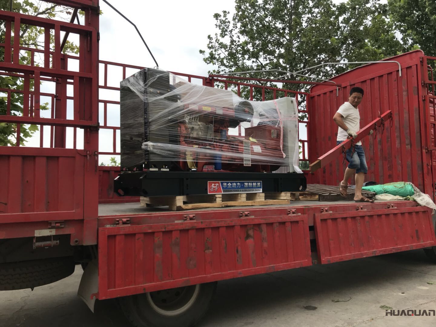 7月28號一臺300kw標配型柴油發(fā)電機組發(fā)往山東