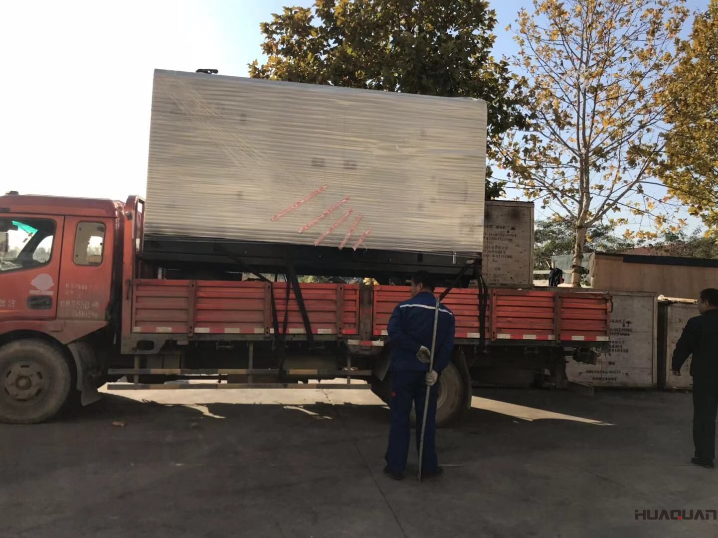 一臺120kw移動靜音拖車柴油發(fā)電機組于10月19日從華全動力順利發(fā)貨