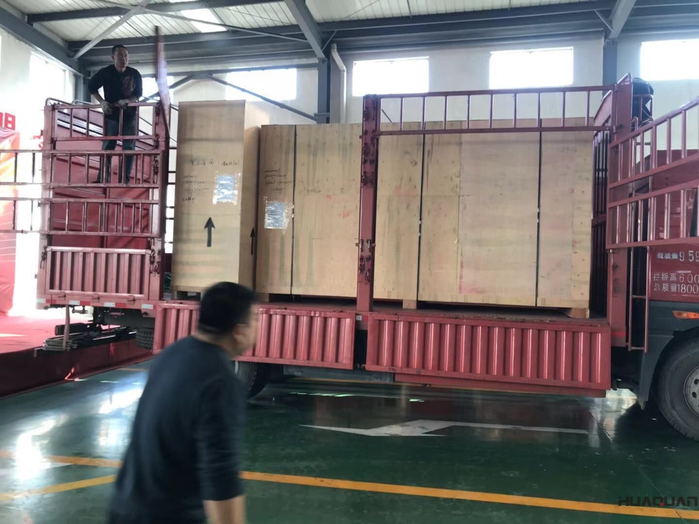 一臺500kw含棚移動拖車柴油發電機組于10月23日從華全動力順利發往山東