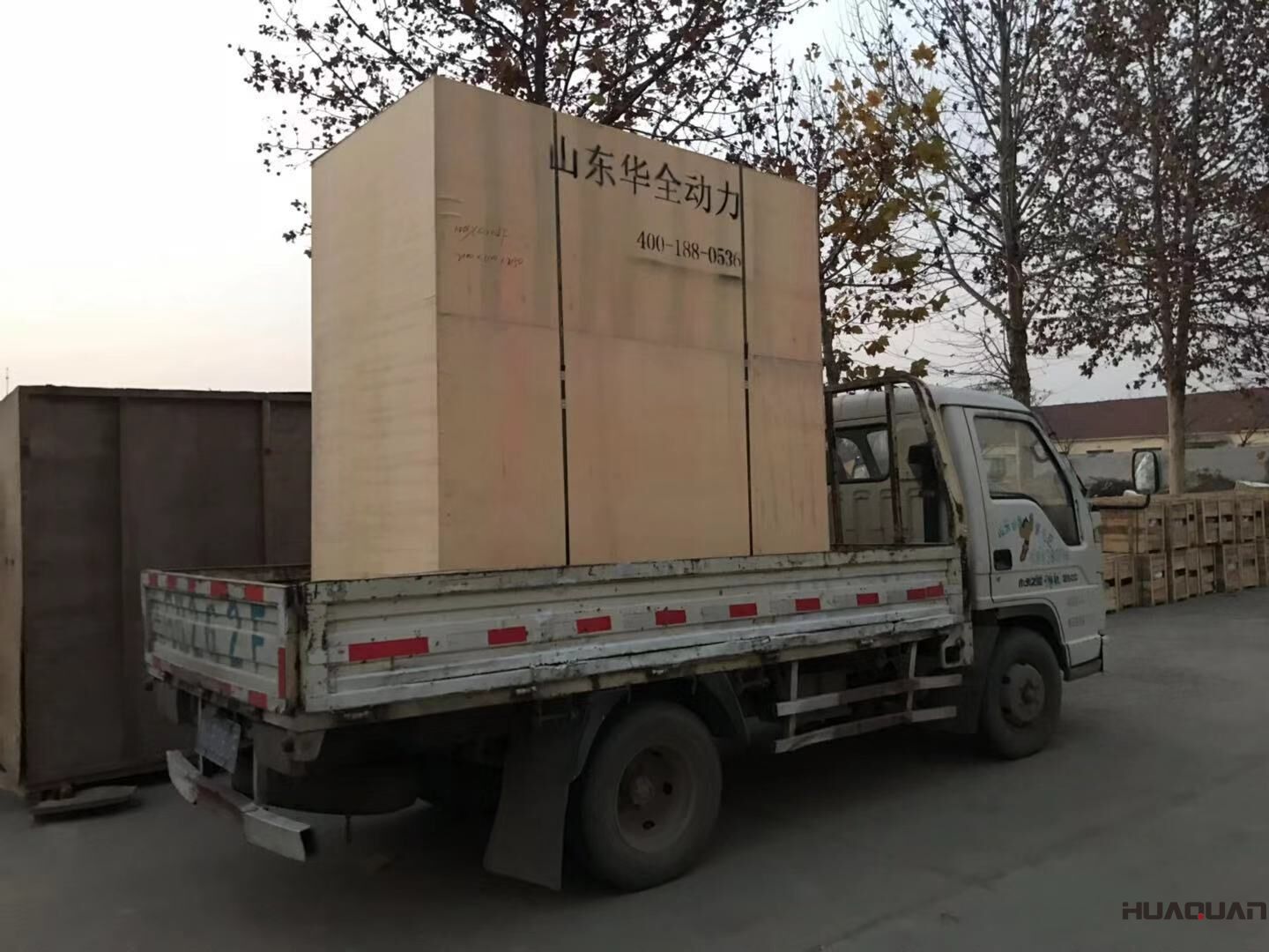 郭先生從華全動力訂購的一臺30kw靜音型防雨棚天然氣發(fā)電機組已于11月18日成功發(fā)往新疆省