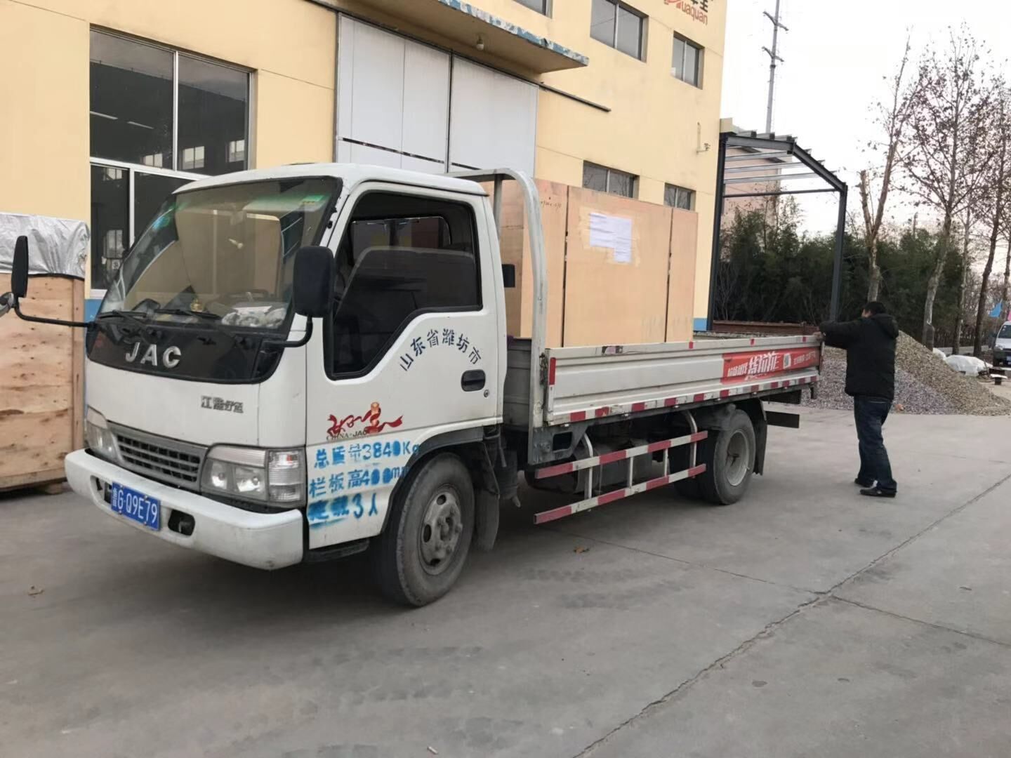 黃先生從華全動力采購的30kw標(biāo)配柴油發(fā)電機組于12月11日順利發(fā)往甘肅省