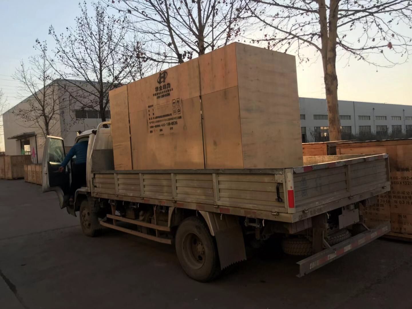  近北方地區用電量大幅度上升，這不華全動力一臺600kw靜音型柴油發電機組已于12月21日順利發往北京