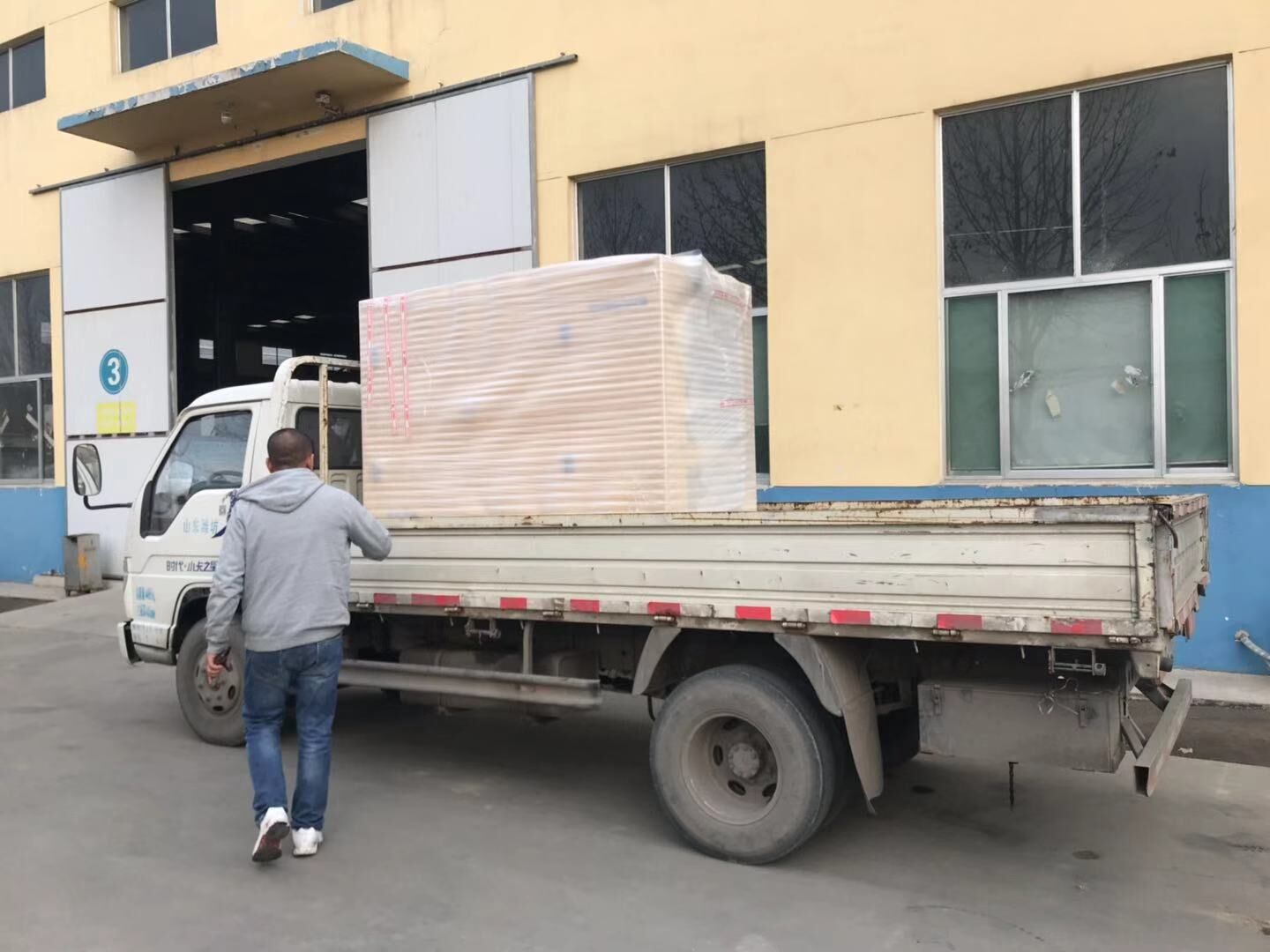 河北省申先生從華全動力采購的一臺20kw標配柴油發電機組于12月24日成功發往目的地