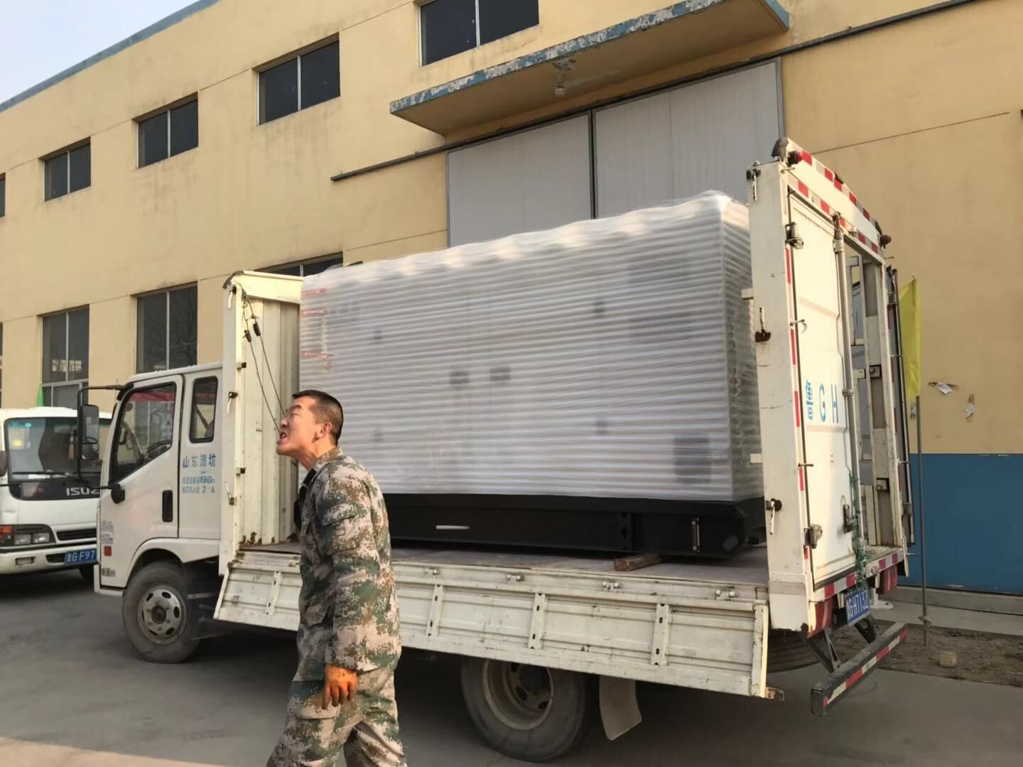 1月7日，謝先生從華全動力采購的150kw四保護柴油發電機組成功發往山東省